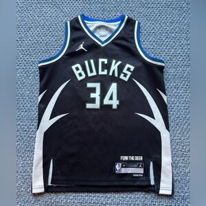 YM Milwaukee Bucks Antetokounmpo “34” Jersey.